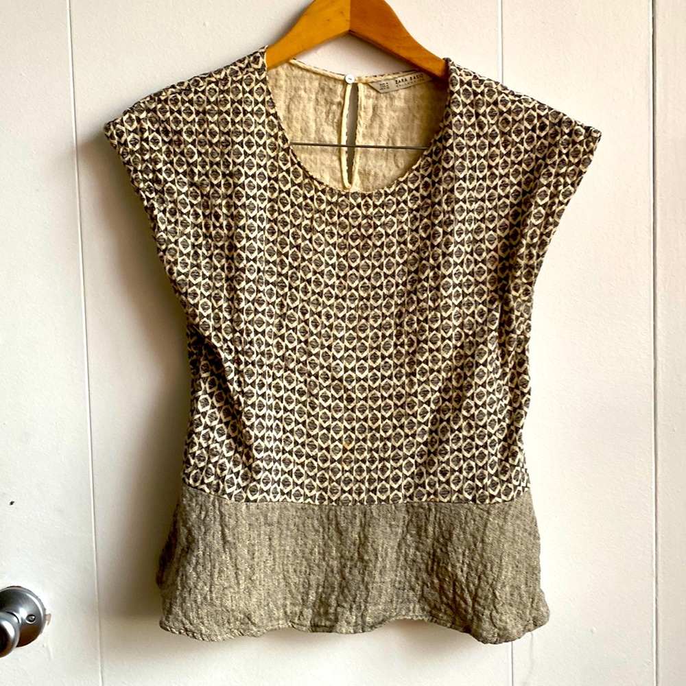 Sleeveless patterned top with slight flare from Zara - size m